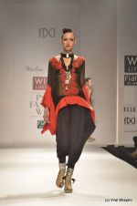 Model walk the ramp for Malini Ramani Show at Wills Lifestyle India Fashion Week 2012 day 4 on 9th Oct 2012 (111).JPG